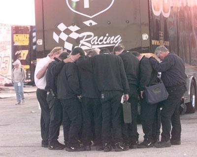 88crew_pray.jpg, 21 kB